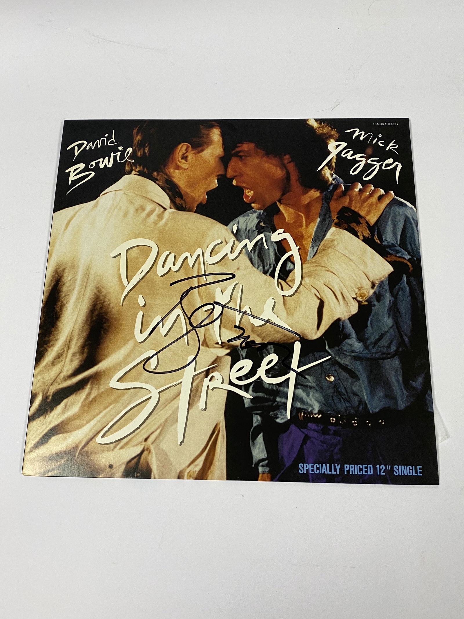 Autograph Dancing In The Street Vinyl: Category: CollectiblesAutograph: David Bowie Item Condition: Brand New
