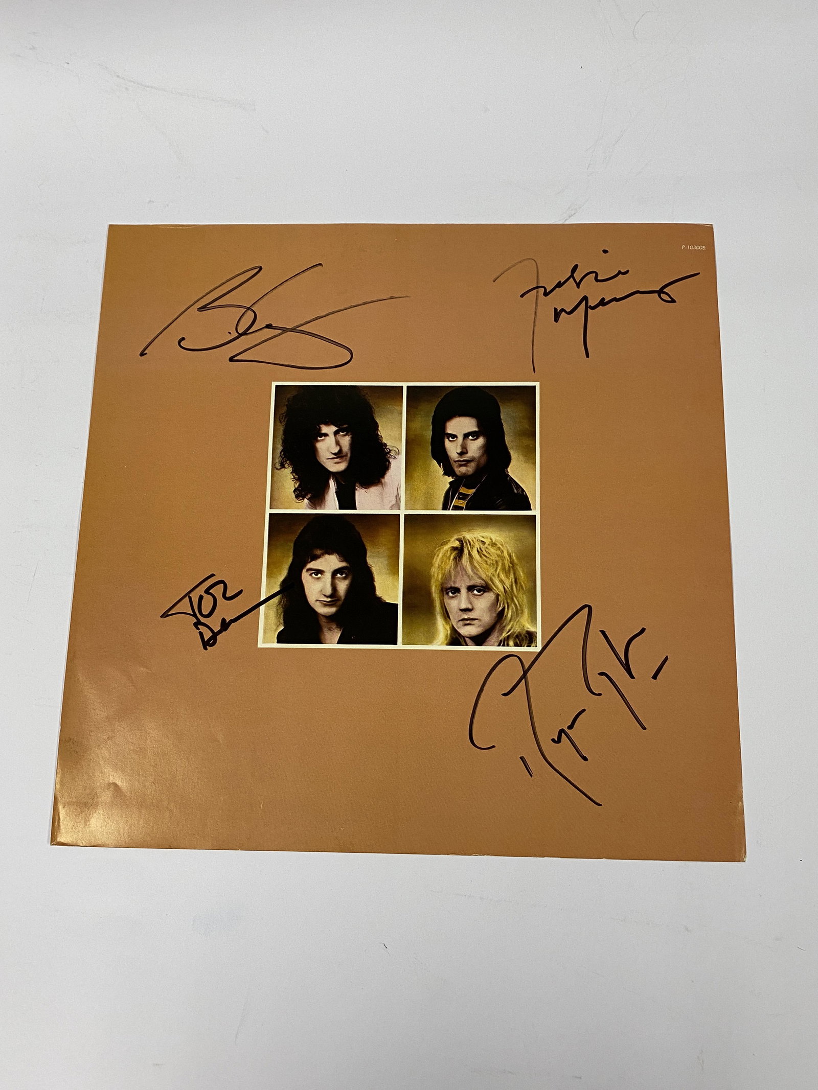 Autograph Queen Vinyl Booklet: Category: CollectiblesAutograph: Brian May, Freddie Mercury, Roger Taylor, John Deacon Item Condition: Brand New