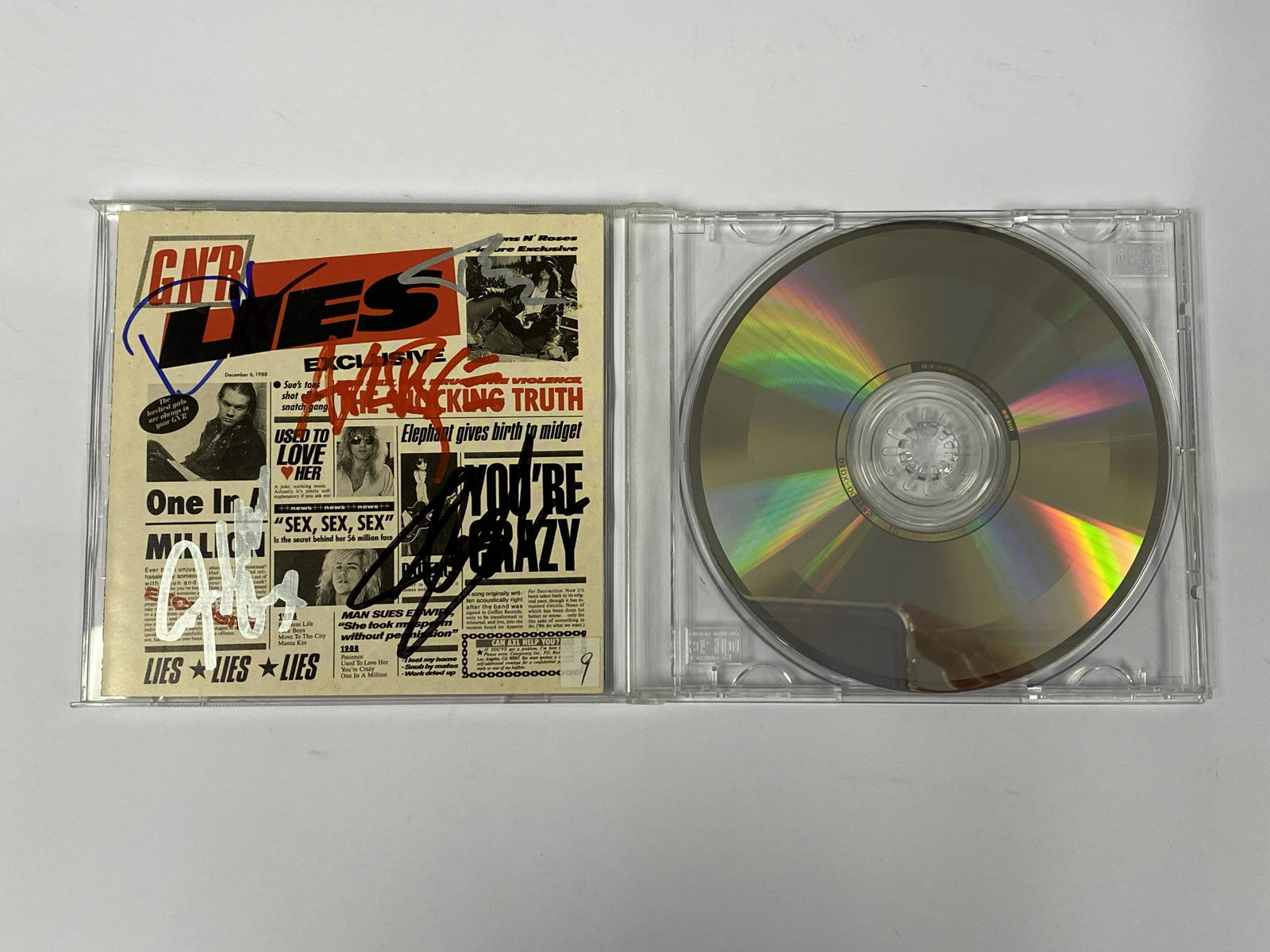 Autograph Guns N Roses CD Album: Category: CollectiblesAutograph: Steven Adler, Izzy Stradlin, Duff McKagen, Axl Rose, Slash Item Condition: Brand New