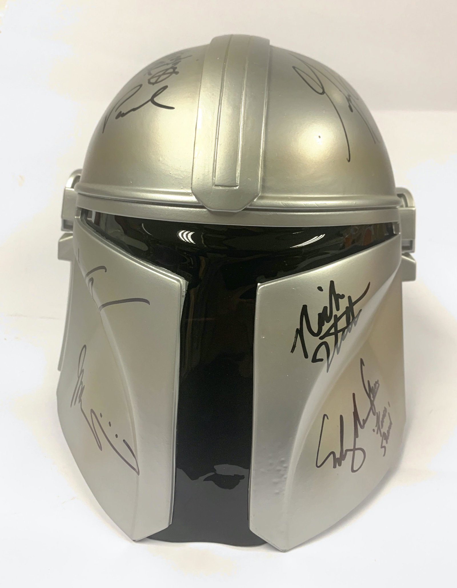 Autographed The Mandalorian Helmet: Category: CollectiblesAutograph: Pedro Pascal, Carl Weathers, Gina Carano, Giancarlo Esposito, Rosario Dawson, Ming-Na Wen, Katee Sackhoff, Bill Burr, Temuera Morrison, Emily Swallow, Taika Waititi, N