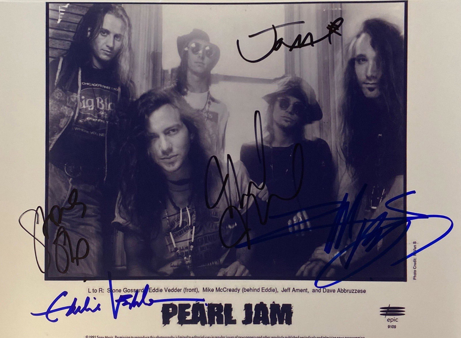 Autograph Pearl Jam Photo: Category: CollectiblesAutograph: Stone, Eddie Vedder, Mike McCready, Jeff Amentt, Dave Abbruzzese Item Condition: Brand New