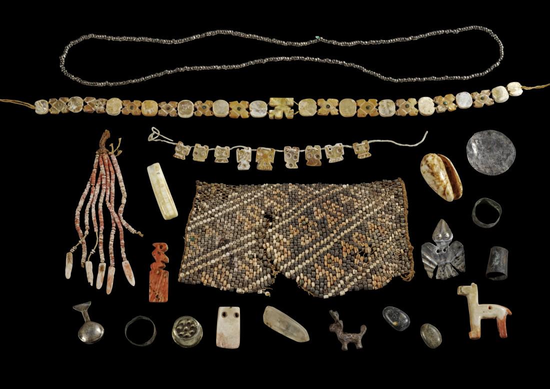 Collection of Pre-columbian jewellery pieces.: Collection of Pre-columbian jewellery pieces. a) Choker of carved nacre beads, partially with inlays, central piece in shape of a bird. b) Nine nacre beads carved in scull shape. c) Decorative fragmen