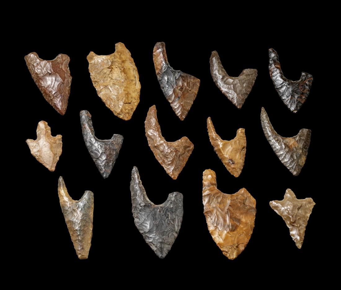 North Africa: Collection of neolithic flint arrow heads from the Nile valley (Merimde, Fayum A, Badari, Naqada I), about 5500 - 3500 BC. Length 6 - 3,5cm. Mostly with hollow base and fine workmanship. All with fine