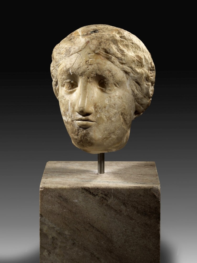 Weiblicher Kopf mit klassizistischer Frisur. (1 of 1)