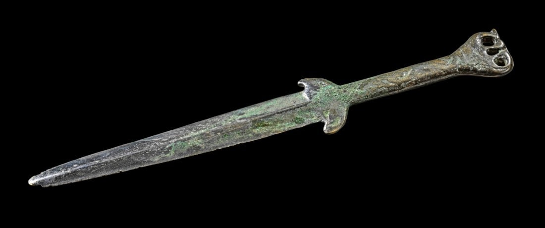 Skythischer Akinakes.: Skythian dagger (akinakes) with a pommel in animal style. Central Asia, 6th - 4th century BC. Length 25,5cm. Intact. Skythischer Akinakes. Tierstil, Zentralasien, 6. - 4. Jh. v. Chr. L 25,5cm. Bronzeg