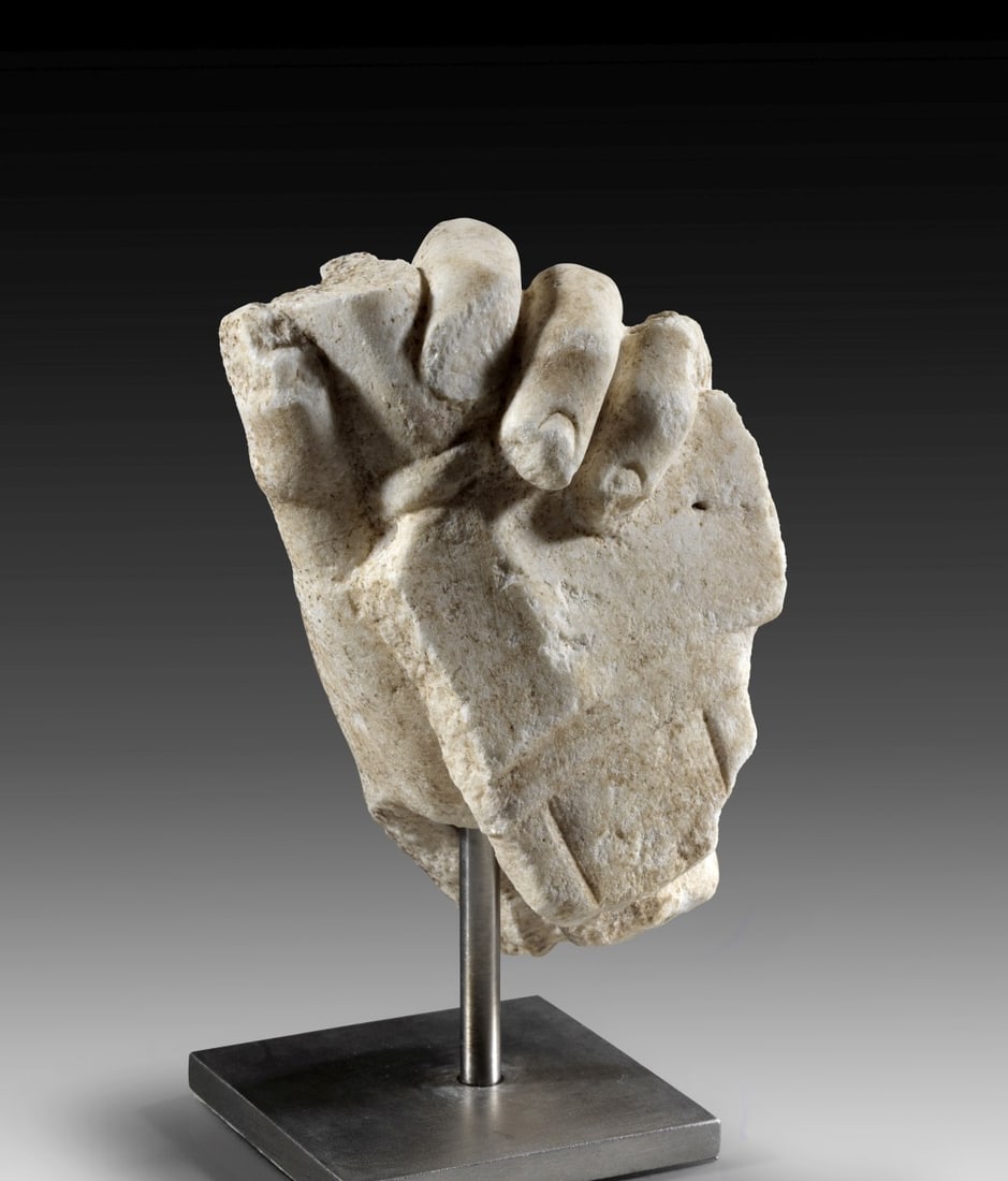 Hand mit Parazonium von einer Statue. (1 of 1)