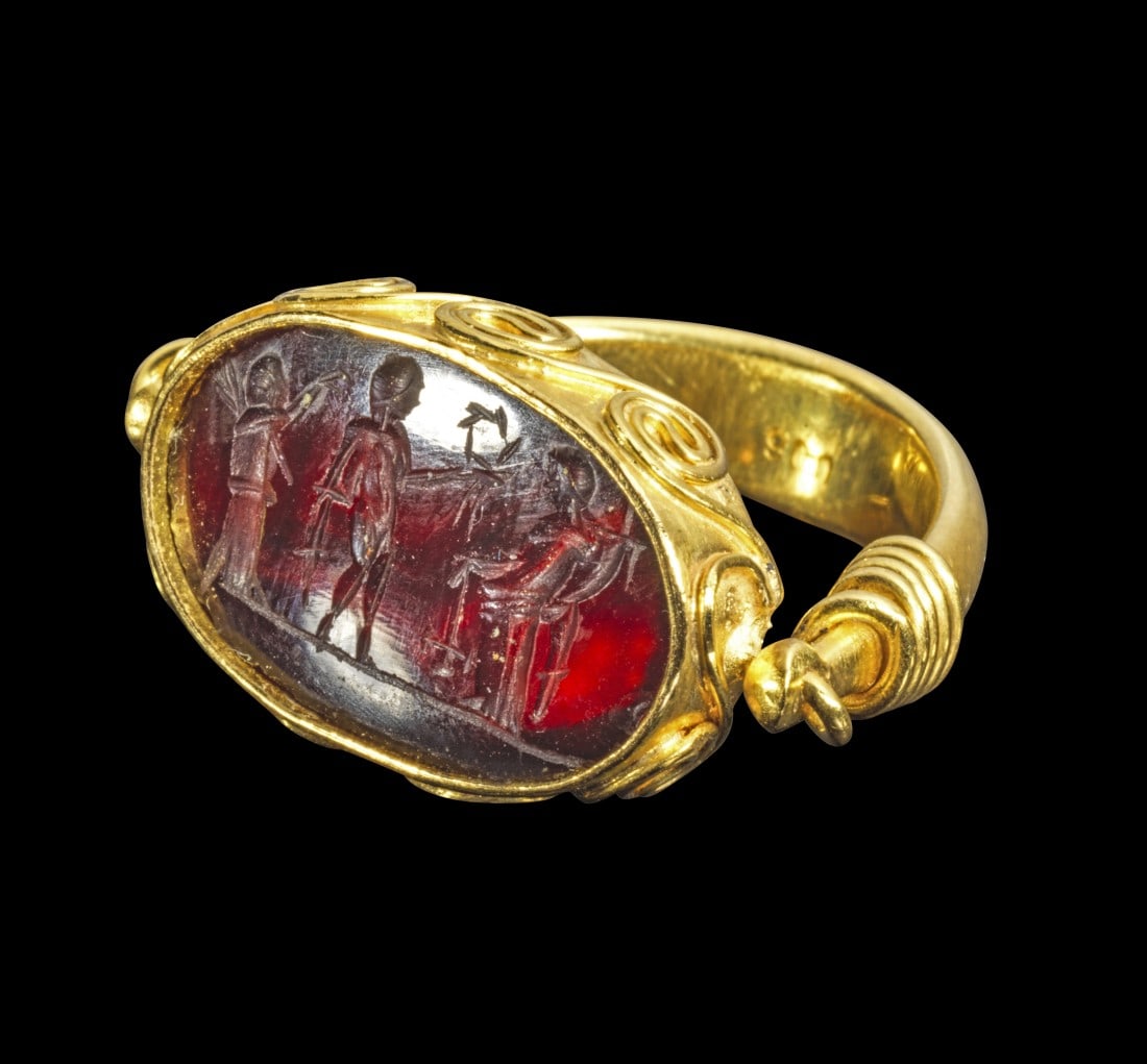 Moderner Goldring mit antiker Almandingemme. (1 of 1)