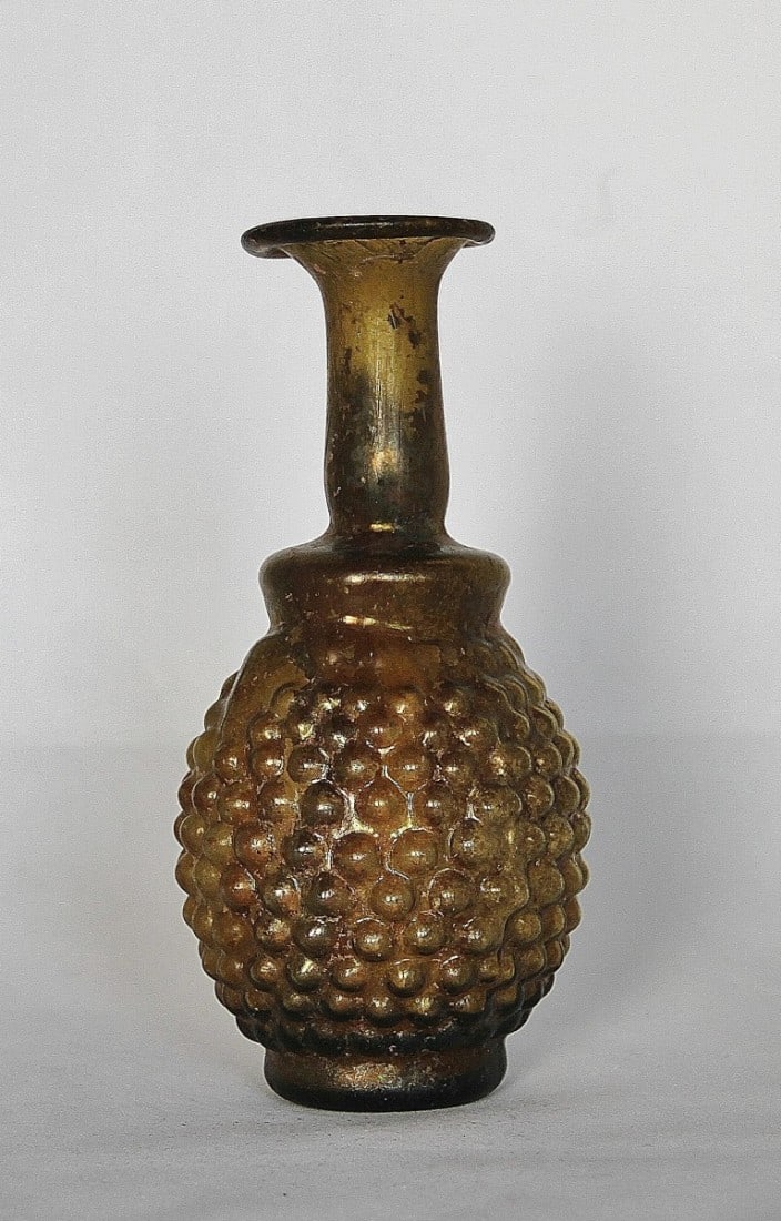 Flask shaped like a bunch of grapes.: Flask shaped like a bunch of grapes. H 13,6cm. 3rd - 4th century A.D. Light iridescence, intact. Traubenflasche. Östlicher Mittelmeerraum, 3. - 4. Jh. n. Chr. H 13,6cm. Gelbes Klarglas. Abgesetzter B