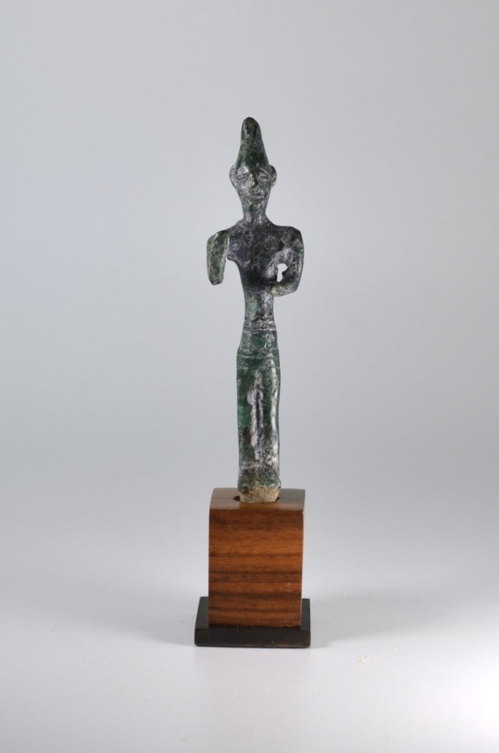Male bronze idol with conical helmet.: Male bronze idol with conical helmet. Levant (Byblos?). 2nd half 2nd millennium B.C. Attractive green brown patina, hands missing, otherwise intact. Idol aus Bronze. Levante (Byblos?), 2. Hälfte 2. J
