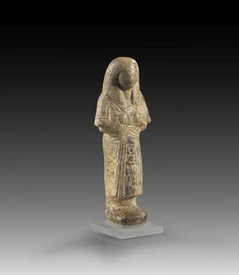 Uschebti des Upet-nefer.: Shabti of Upet-nefer. New Kingdom, 19th dynasty, ca. 1292-1186 BC. Alabaster, hieroglyphis painted in black colour. H 11.2cm. In the costume of the living with an apron springing forward, held by