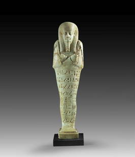 Uschebti des Nefer-ib-Re-sa-Neith.: Shabti of Nefer-ib-Re-sa-Neith. Turquoise faience, H 19.4cm. Late Period, 26th dynasty, reign of Amasis, about 570 - 626 BC. Mummy-shaped with a back pillar, a tripartite wig, a beard, and a bag, hoe