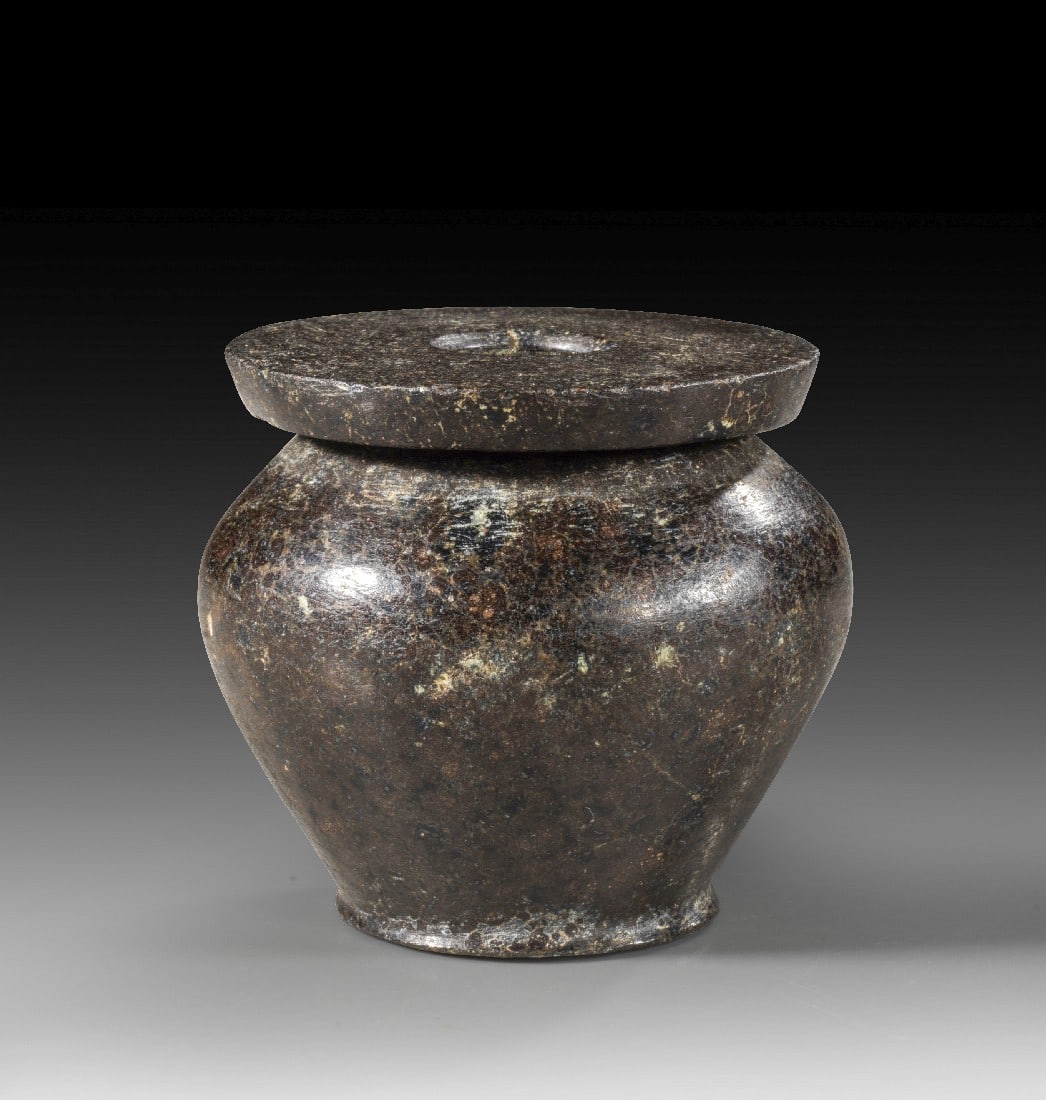 Steintopf.: Globular stone jar. H 4.7cm. Middle Kingdom - Second Intermediate Period, 22nd - 16th century BC. Small damages at the rim. Steintopf. Mittleres Reich - 2. Zwischenzeit, 22. - 16. Jh. v. Chr. H 4,7cm.