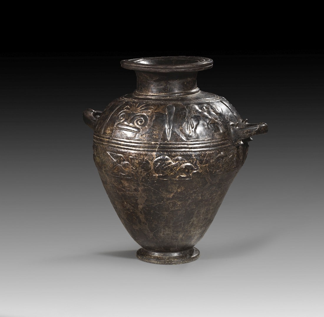 Monumentaler etruskischer Stamnos aus Bucchero. (1 of 2)