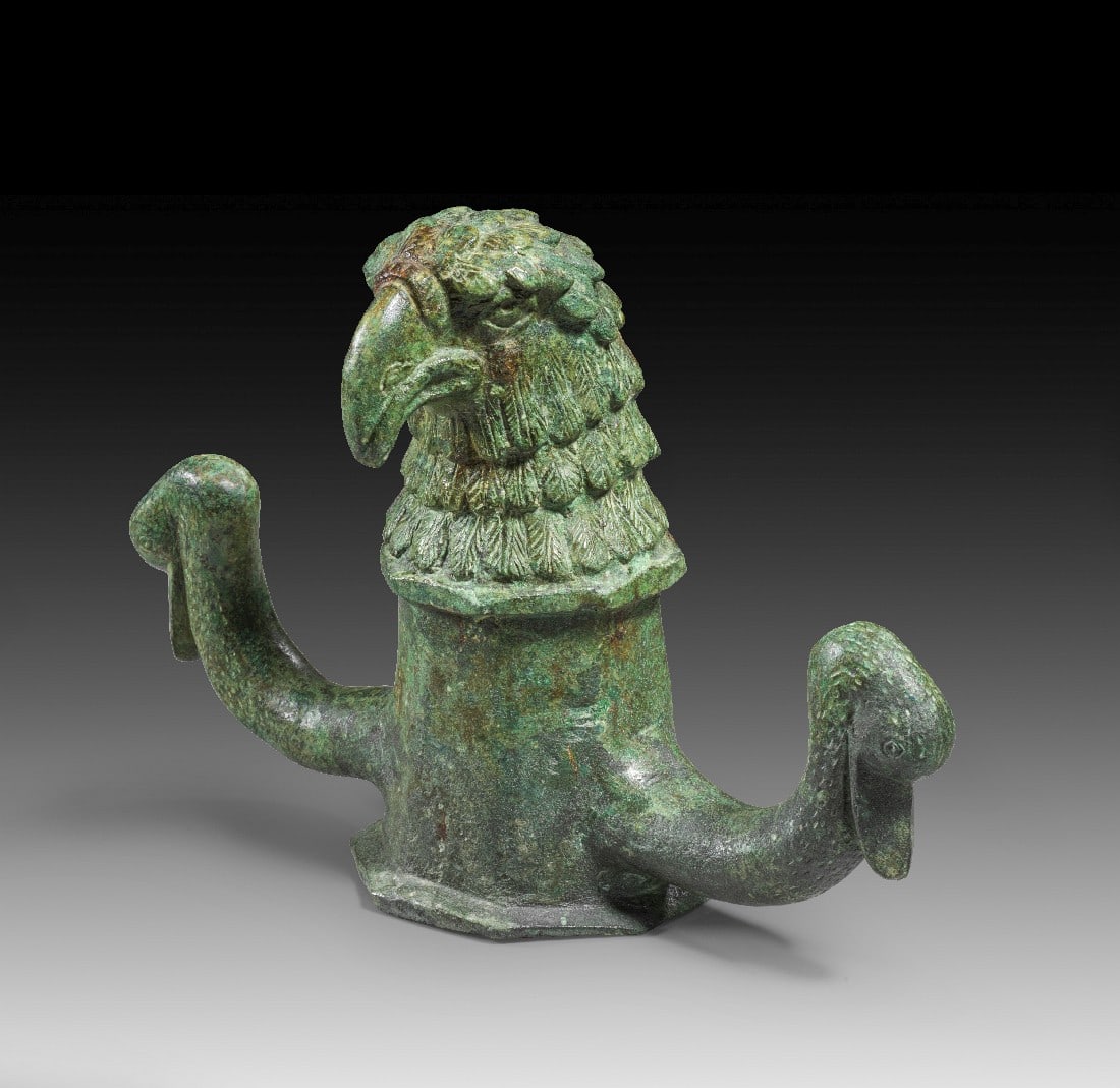 Wagenaufhängung mit Adlerkopf.: Bronze waggon application with head of an eagle and two swan-heads. Roman Imperial Period, 2nd - 3rd century AD. H 12.5cm, W 18.5cm. Hollow casting with cold work. With certificate from Galerie Jürge