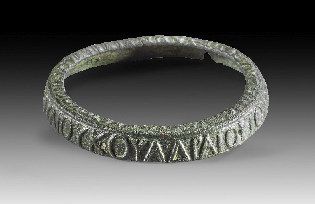 Bronzener Ringabschluss eine Wahlurne mit Inschriften. (1 of 1)