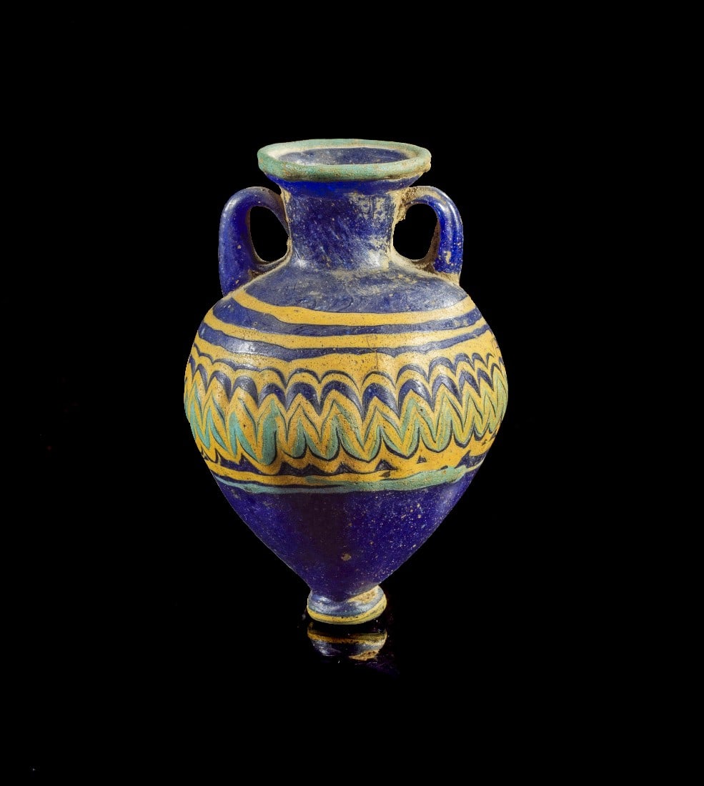 Amphoriskos in Sandkerntechnik.: Eastern Mediterranean core-formed glass amphoriskos with zig-zag-pattern. H 8cm. 6th - 5th century BC. Intact. Amphoriskos in Sandkerntechnik. Östlicher Mittelmeerraum, 6. - 5. Jh. v. Chr. H 8cm. Dun