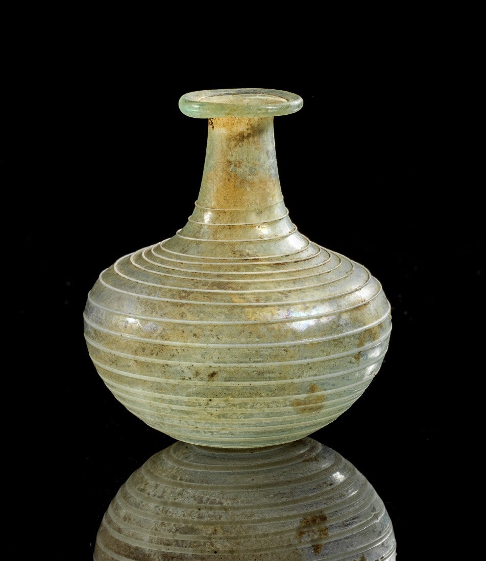 Feines Unguentarium.: Unguentarium with bulbous body and white trail decoration. H 6,4cm. Eastern mediterranean, 1st century AD. Translucent glass. Light iridescence, intact. Feines Unguentarium. Östlicher Mittelmeerraum,