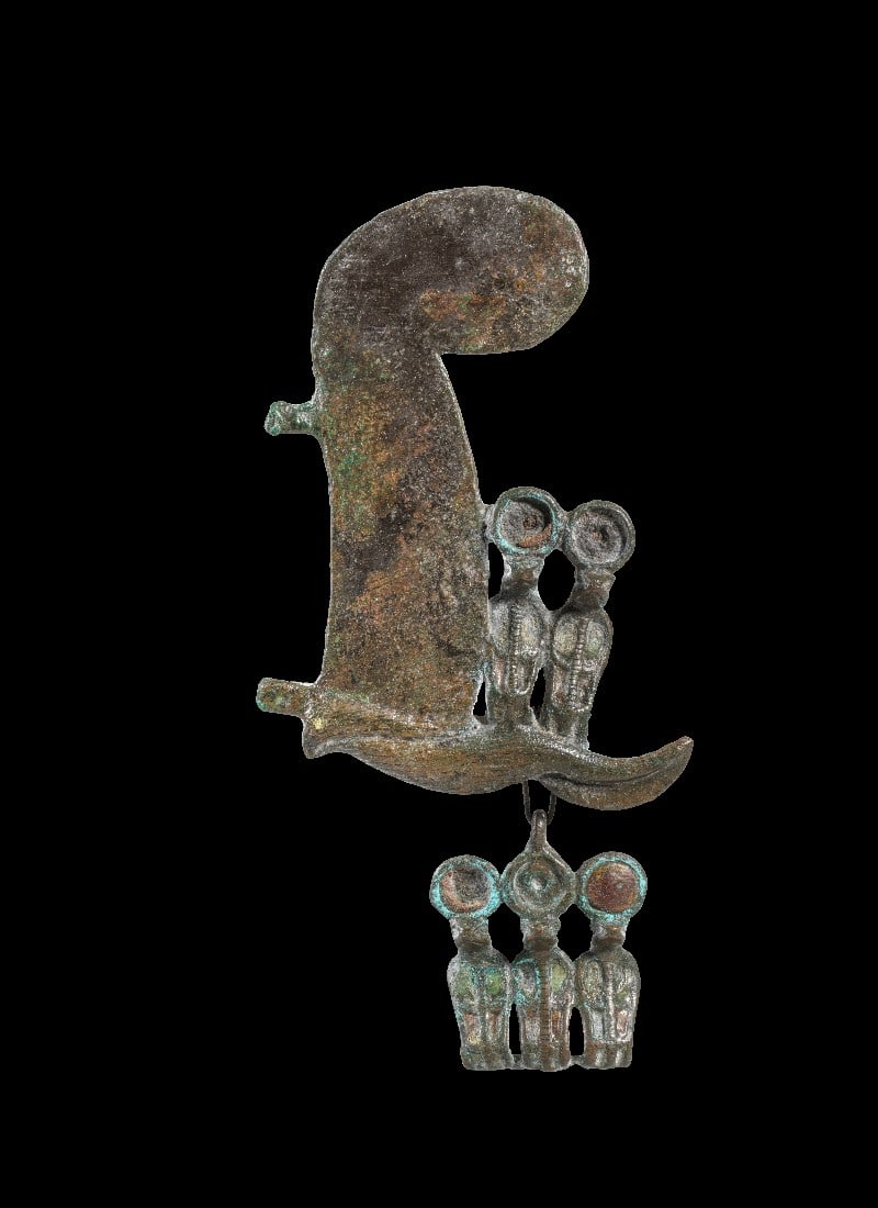 Federkrone und Uräusschlangen.: Federkrone und Uräusschlangen. Spätzeit bis Ptolemäische Periode, ca. 722 - 30 v. Chr. H Federkrone 12,1cm, H Anhänger 5,2cm. Bronzene Feder einer Atefkrone, an deren Basis sich zwei