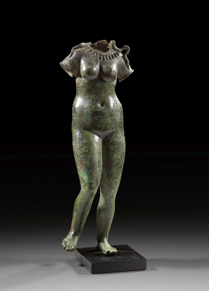 Große Bronzestatuette der Venus.: Große Bronzestatuette der Venus. Östliches Mittelmeergebiet, 2. Jh. n. Chr. H 38,2cm. Vollguss. Kopf und Arme waren separat gearbeitet. Der rundliche Körper mit feinen Proportionen. Die Göttin