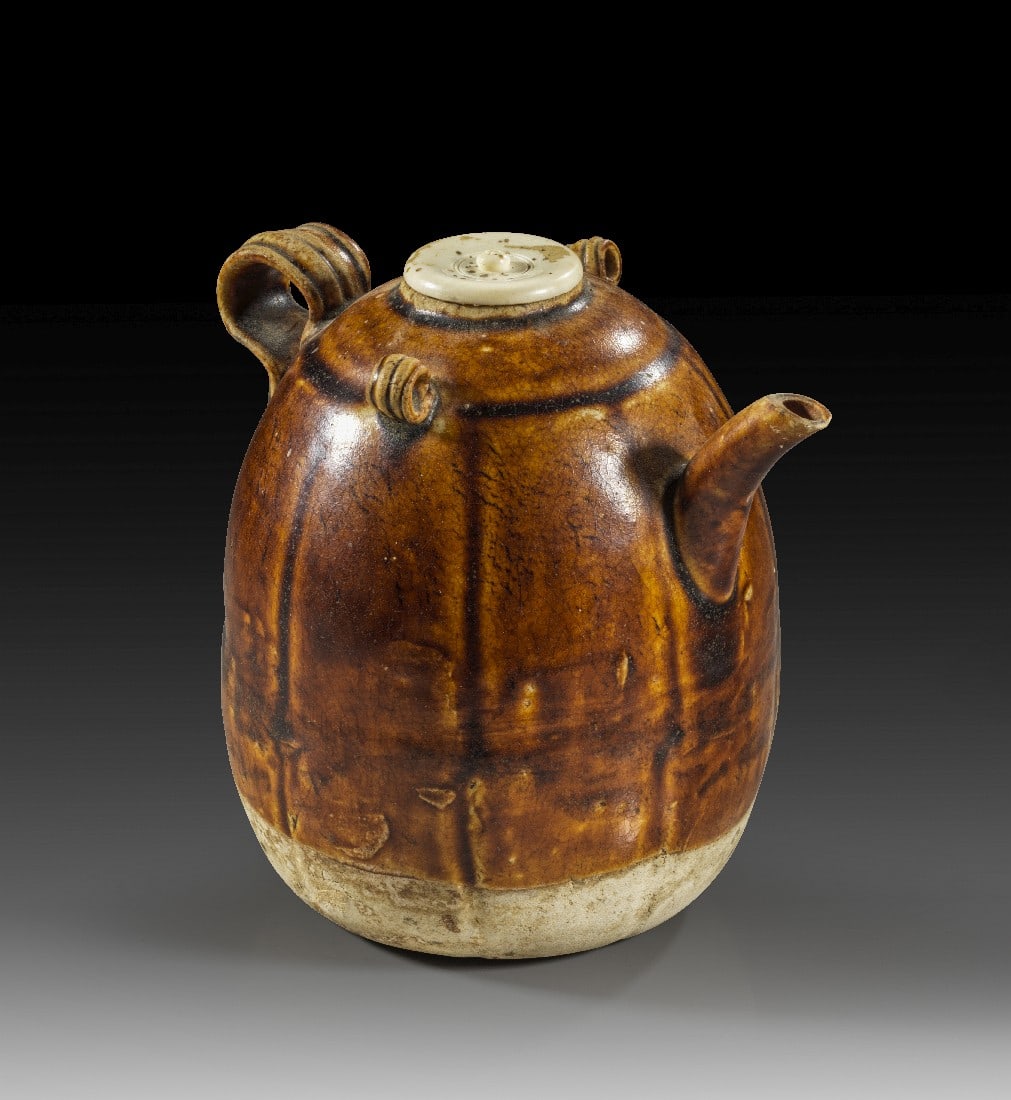 Seltenes Teekännchen oder Giesgefäß.: Seltenes Teekännchen oder Giesgefäß aus der Song-Yuan-Zeit. China, Song-Yuan-Zeit, 11.-13. Jh. n. Chr. H ca. 14cm. Steinzeugton, gebrannt, mit eisenhaltiger Braun- bis Ocker-Glasur. Bauchige Form