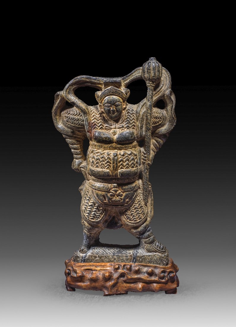 Paar Himmlische Wächterkönige.: Paar Himmlische Wächterkönige (Tianwang). China, frühe Ming-Zeit, 14./15. Jahrhundert. H je ca. 68cm. Dunkler Schieferstein. Auf reich profilierten Holzsockeln (sekundär ergänzt). Kraftvoll