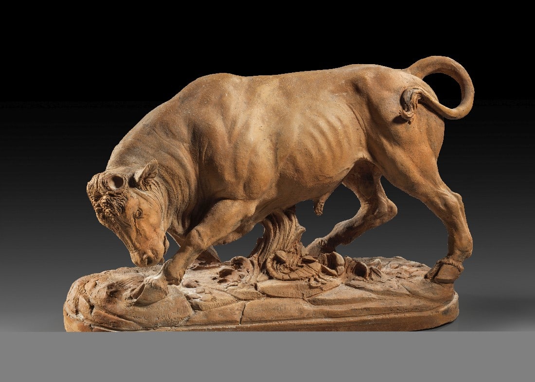 Terrakottafigur eines stoßenden Stieres.: Terrakottafigur eines stoßenden Stieres. 19. - 20. Jh. n. Chr. Hellroter Ton, L 47cm. Auf längsovaler Plinthe mit Felsen, Gewächsen und einem Skorpion. Hörner waren separat gefertigt. Verwaschene