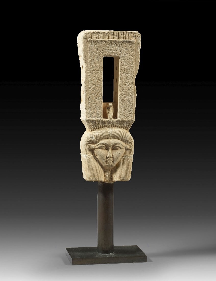 Sistrum.: Sistrum. Spätzeit, 26. Dynastie, 664 - 525 v. Chr. Kalkstein, H 20cm. Oberteil eines Sistrums, beidseitig mit identischen Reliefs. Erhalten ist der Kopf der Hathor, der einen naosförmigen Aufbau