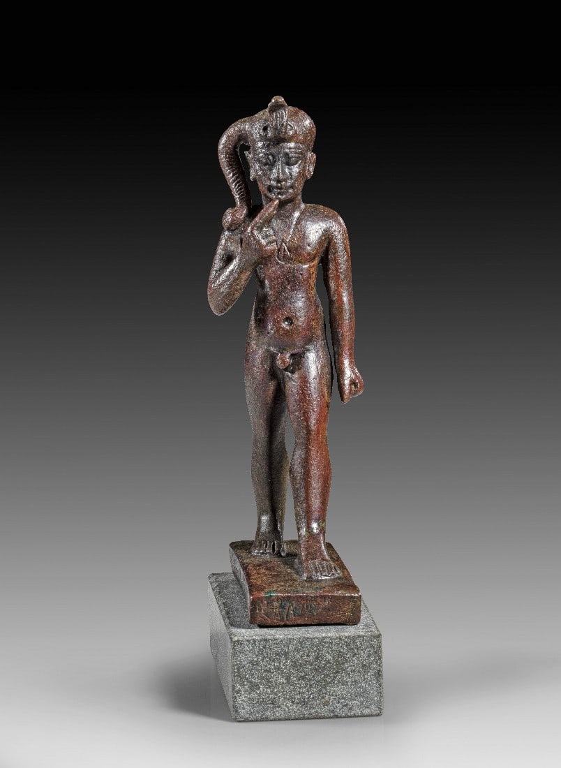 Statuette des Harpokrates.: Statuette des Harpokrates. Spätzeit, 26. - 27. Dynastie, ca. 664 - 404 v. Chr. H 12,3cm. Bronzevollguss. Schreitende nackte Figur des jungen Horus, den Zeigefinger der rechten Hand am Mund. Als