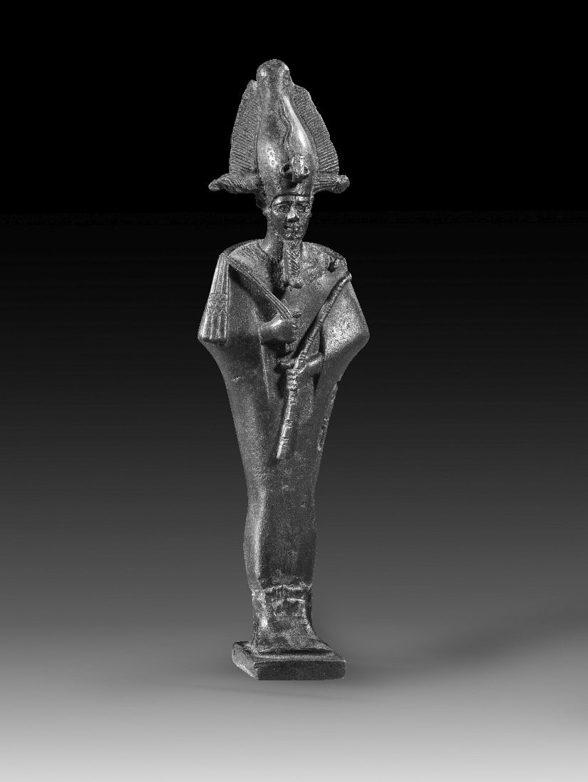 Bronzestatuette des Osiris.: Bronzestatuette des Osiris. 3. Zwischenzeit bis Spätzeit, ca. 1070 - 664 v. Chr. H 22,5cm (ohne Stift), mit Plexiglassockel 27,5cm. Bronzevollguss. Mumiengestaltige Figur des Gottes Osiris mit