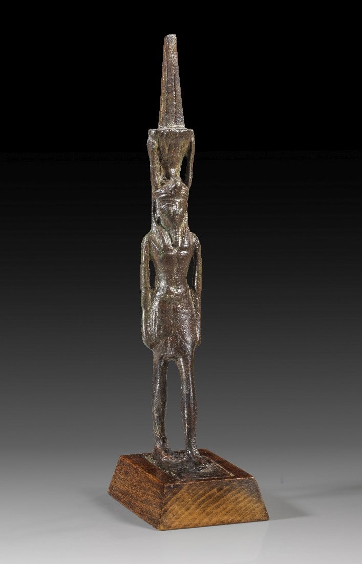 Bronzestatuette des Nefertem.: Bronzestatuette des Nefertem. 3. Zwischenzeit bis Spätzeit, ca. 1070 - 664 v. Chr. H 17,5cm, mit Holzsockel 19,5cm. Bronzeguss. Stehende, männliche Figur mit kurzem Schurz, die als Kopfschmuck eine