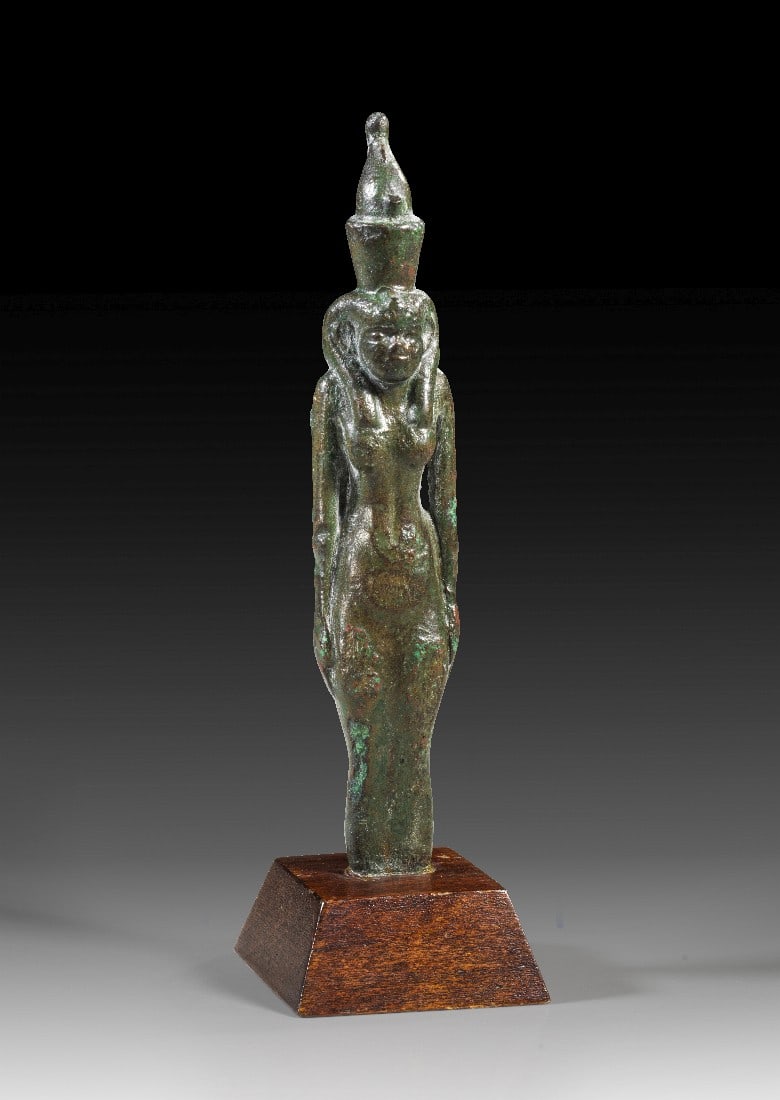 Mut.: Mut. Spätzeit, 1. Jt. v. Chr. H ohne Sockel 12,2cm, mit Sockel 14cm. Bronzevollguss. Statuette der Göttin Mut, die eine Doppelkrone mit Uräusschlange und ein langes, eng anliegendes Gewand trägt;