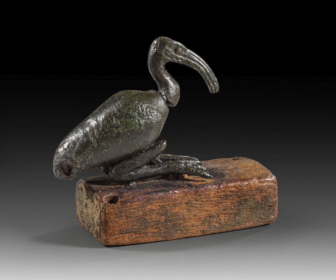 Statuette eines Ibis.: Statuette eines Ibis. Spätzeit, 1. Jt. v. Chr. H 6,5cm (mit Sockel), L 10cm. Bronzevollguss. Aus vier Teilen gefertigte Figur. Kopf und Füße sind extra gearbeitet. Körper und Beine separat. Auf