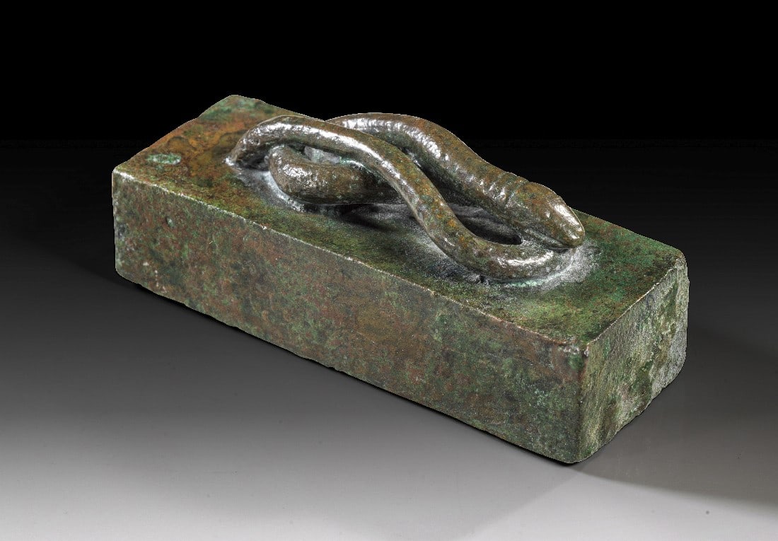 Miniatur-Sarkophag mit Schlange.: Miniatur-Sarkophag mit Schlange. Spätzeit bis Ptolemäische Periode, ca. 664 - 30 v. Chr. L 10,4cm, H 4cm. Bronzevollguss. Quaderförmige Box, auf der eine eingerollte Schlange liegt. Intakt, am