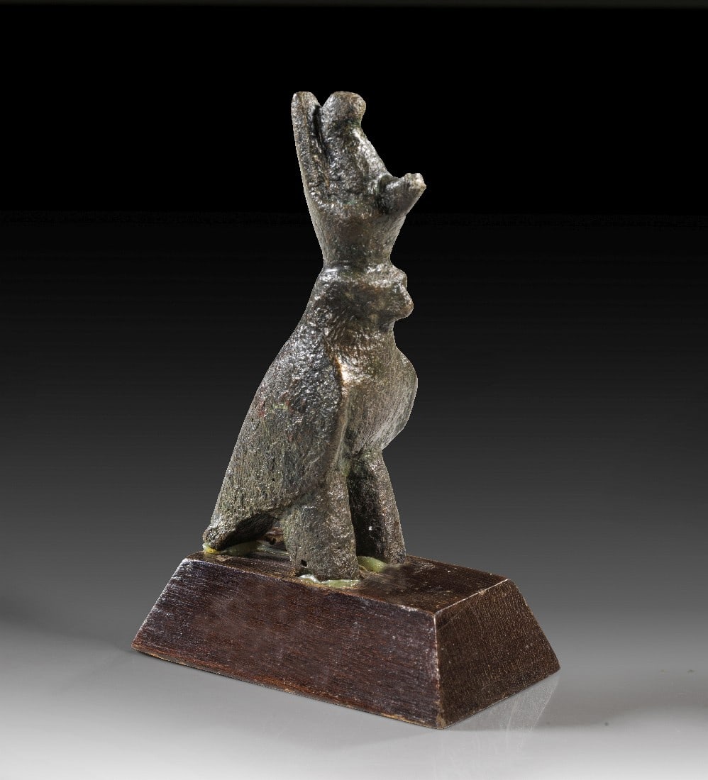 Horusfalke mit Doppelkrone.: Horusfalke mit Doppelkrone. Spätzeit bis Ptolemäische Periode, 664 - 30 v. Chr. H ohne Sockel 6,8cm, mit Sockel 8,3cm. Bronzevollguss. Statuette des Horusfalken mit Doppelkrone und Uräusschlange.