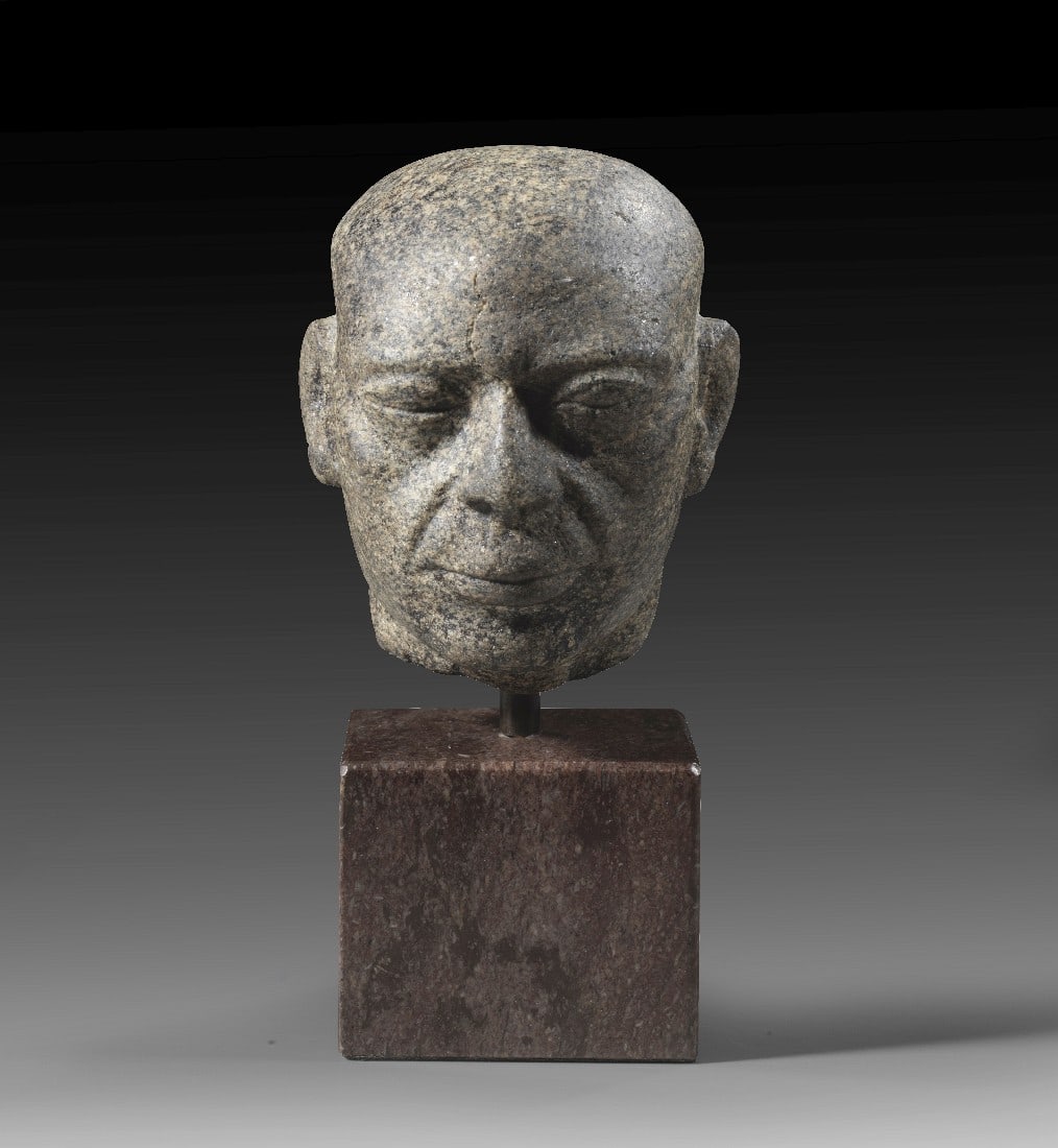 Kopf eines Priesters oder Privatmannes.