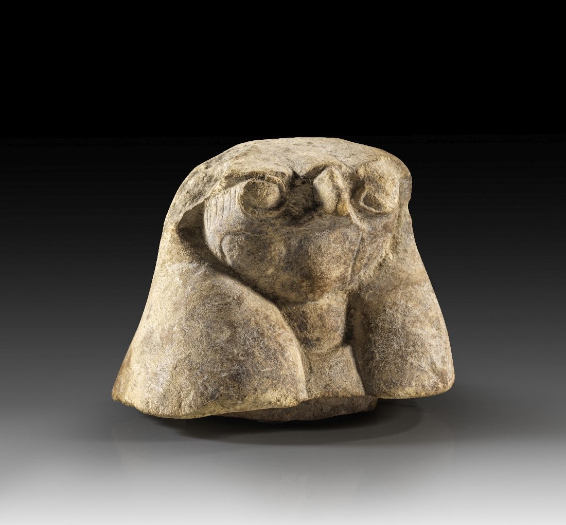 Kanopendeckel in Form eines Falkenkopfes.: Kanopendeckel in Form eines Falkenkopfes. Spätzeit, 664 - 330 v. Chr. H 7cm, B 9cm. Kalkstein mit geritzten Details. Kanopenverschluss in Form des falkenköpfigen Horussohnes Kebehsenuef, der für