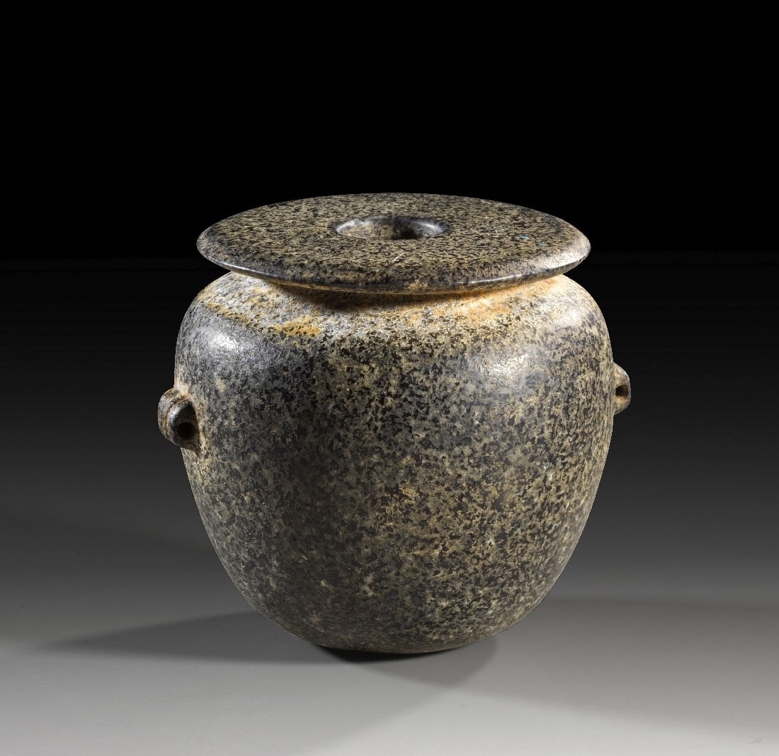 Kleines Schnurösengefäß aus Granodiorit.: Kleines Schnurösengefäß aus Granodiorit. Frühdynastisch, 1. - 2. Dynastie, 3100 - 2700 v. Chr. H 8,9cm, ø 9,2cm. Gedrungenes Gefäß mit stark abgesetzter, flacher Mündung und seitlichen,