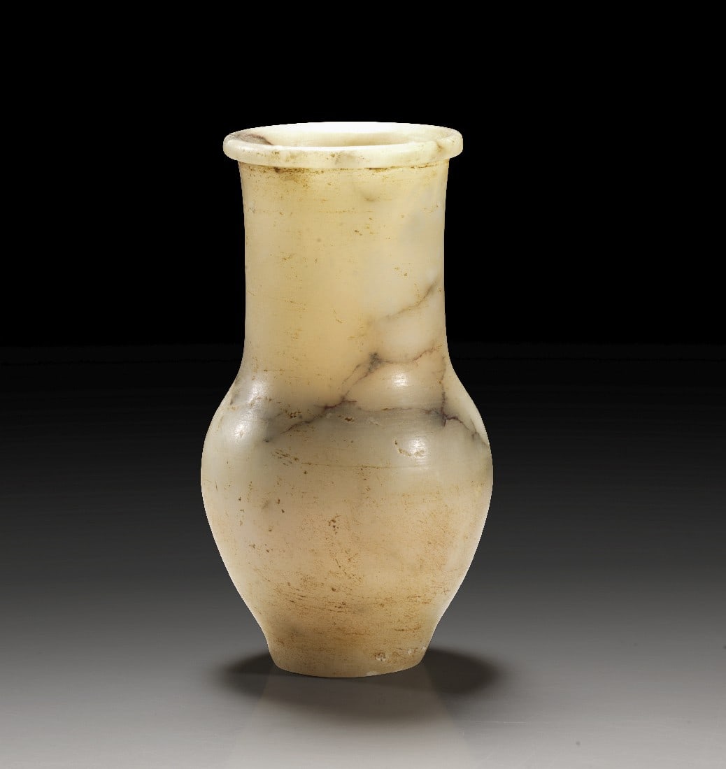 Miniaturgefäß aus Alabaster.: Miniaturgefäß aus Alabaster. Nordafrika, Neues Reich, 18. - 19. Dynastie, 1539 - 1190 v. Chr. H 8,4cm, ø Corpus 4,3cm. Aus schwarz geädertem Alabaster. Bauchiger Corpus mit flachem Boden, langem,