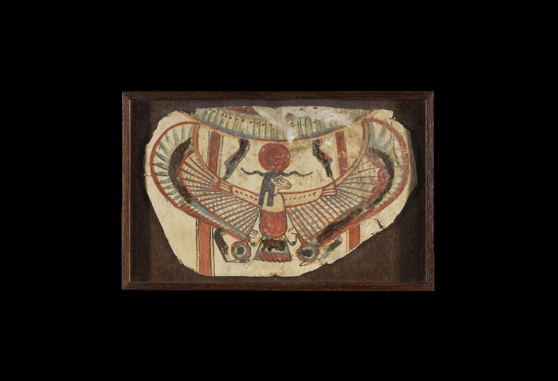 Brustteil einer Mumienauflage.: Brustteil einer Mumienauflage. Spätzeit, 1. Jt. v. Chr. Bemalter Gips auf Leinengeflecht. 45 x 27cm. Auf weißem Grund Amun Ra widderköpfig mit ausgebreiteten Flügeln und einer Sonnenscheibe auf