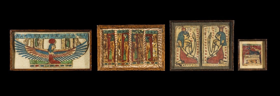 Sammlung von Mumienkartonagen.: Sammlung von Mumienkartonagen. Ptolemäerzeit, ca. 330 - 30 v. Chr. a) B 27cm, H 13,5cm. Kniende Isis mit Sonnenscheibe auf dem Kopf und ausgebreiteten Flügeln, darüber zwei Uräen, zwei