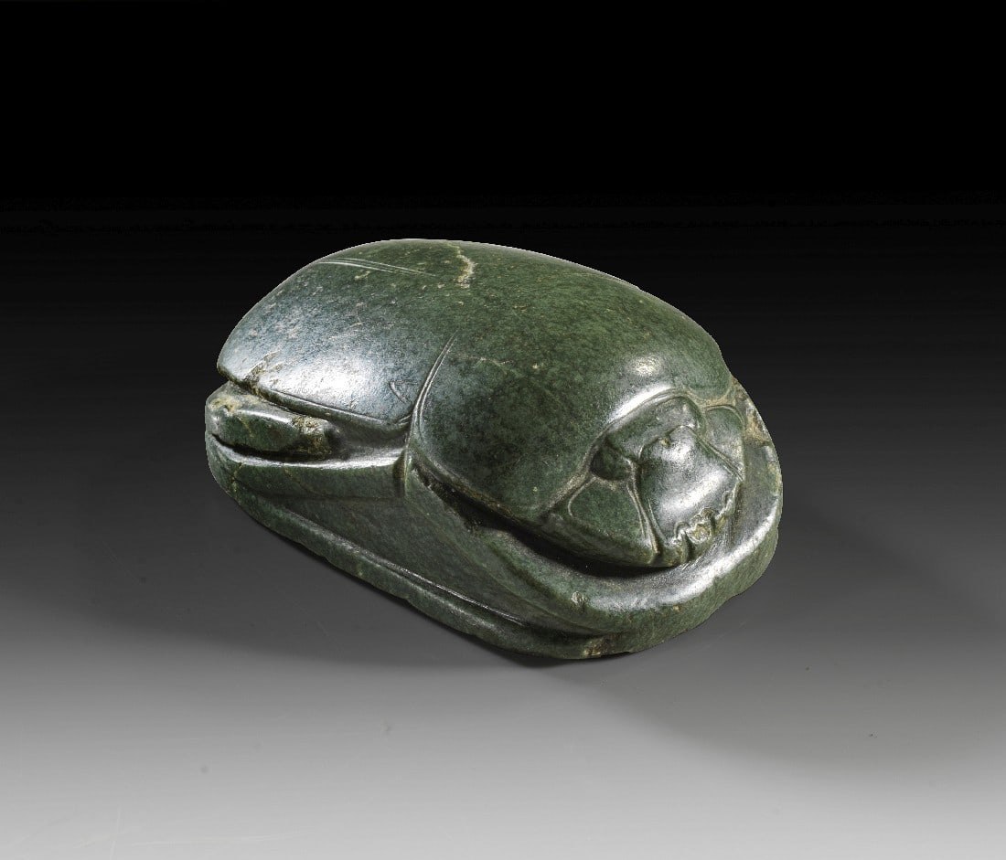 Herzskarabäus.: Herzskarabäus. Neues Reich, 19. - 20. Dynastie, 1295 - 1069 v. Chr. L 6,9cm, B 4,9cm. Dunkelgrüner Schiefer. Großes Amulett in Form eines Käfers. Auf der Unterseite zehnzeilige, aufgemalte