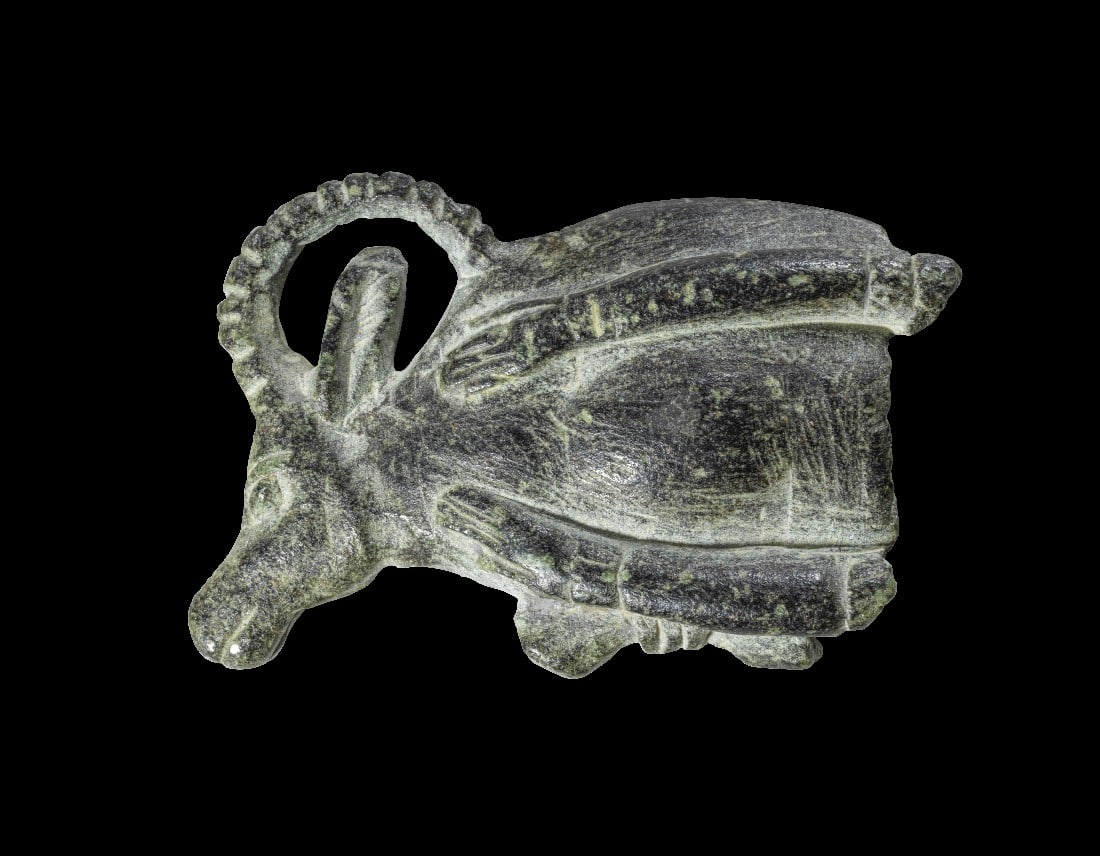 Kosmetiklöffel aus Schiefer.: Kosmetiklöffel aus Schiefer. Neues Reich, 18. Dynastie, 1540 - 1292 v. Chr. L 4,5cm, B 3cm. Aus dunkelgrau-grünem Schiefer. Fragment eines Salblöffels, die Laffe in Gestalt eines gefesselten