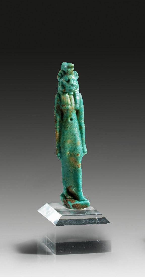 Figur der Sachmet.: Figur der Sachmet. Spätzeit, 26. - 30. Dynastie, um 664 - 332 v. Chr. H 7,7cm. Türkise Fayence-Figur der Sachmet mit Uräusschlange auf dem Kopf und Rückenpfeiler mit Hieroglyphen. Hinter dem Kopf