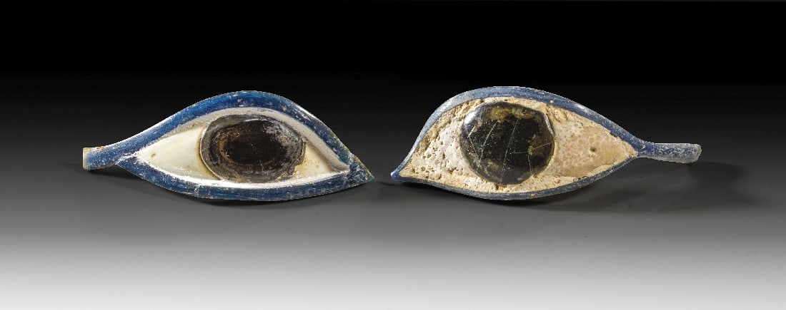 Paar Mumienaugen.: Paar Mumienaugen. Spätzeit, 6. - 1. Jh. v. Chr. L 4,7 und 5cm, B 2cm. Weißes, schwarzes und blaues Glas. 2 Stück! Fragmente. Provenienz: Aus der Sammlung K. A., Paris, seit den 1980er/1990er