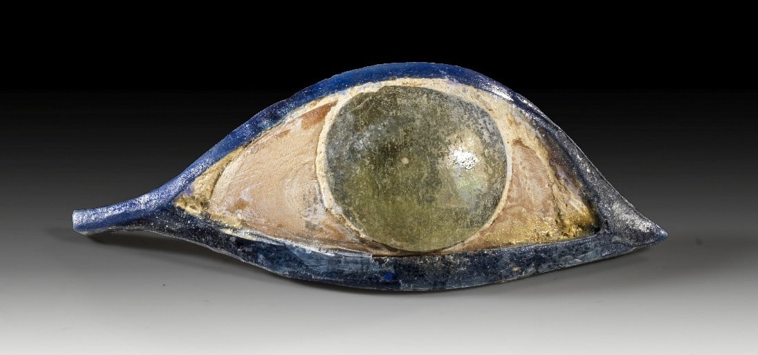 Mumienauge.: Mumienauge. Spätzeit, 6. - 1. Jh. v. Chr. L 5cm, B 2cm. Weißes, blaues und grünes Glas. Fragment. Provenienz: Aus der Sammlung K. A., Paris, seit den 1980er/1990er Jahren. Mummy eye made of white,