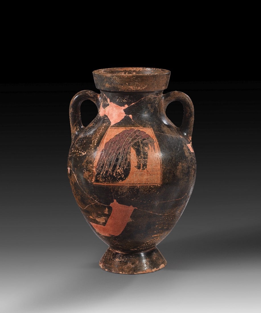 Attische schwarzfigurige Pferdekopfamphora aus der Werkstatt des Gorgo-Malers.: Attische schwarzfigurige Pferdekopfamphora aus der Werkstatt des Gorgo-Malers. 590 - 580 Jh. v. Chr. H 37,1cm, ø 24,6cm. Bauchamphora Typus B. Beidseitig kleine Bildfelder, darin Kopf eines