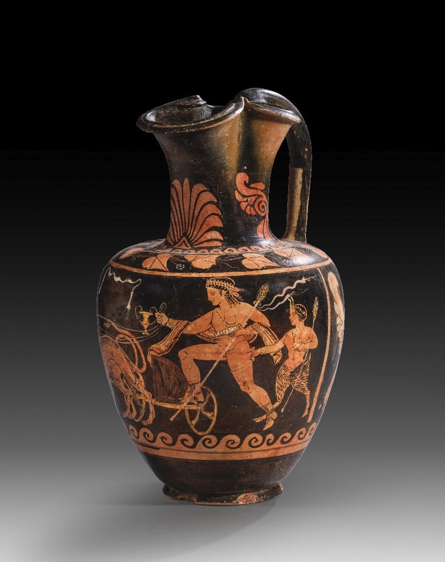 Große paestanische rotfigurige Oinochoe des Malers des Bostoner Orestes.: Große paestanische rotfigurige Oinochoe des Malers des Bostoner Orestes. 340 - 330 v. Chr. H 36,2cm, ø 22,2cm. Vorne auf der Kanne mit Kleeblattmündung der Form 2 ein gerahmtes Bildfeld über