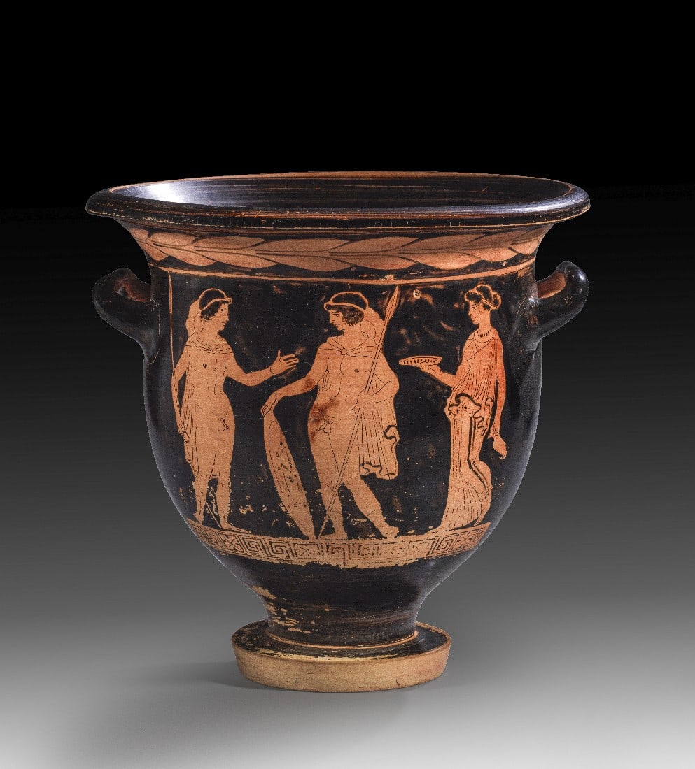 Lukanischer rotfiguriger Glockenkrater des Krëusa-Malers.: Lukanischer rotfiguriger Glockenkrater des Krëusa-Malers. 390 - 370 v. Chr. H 30,4cm, ø 31,2cm. Äußerst interessante Gegenüberstellung einer heroischen Gruppe mit einer real gemeinten Szene. Auf