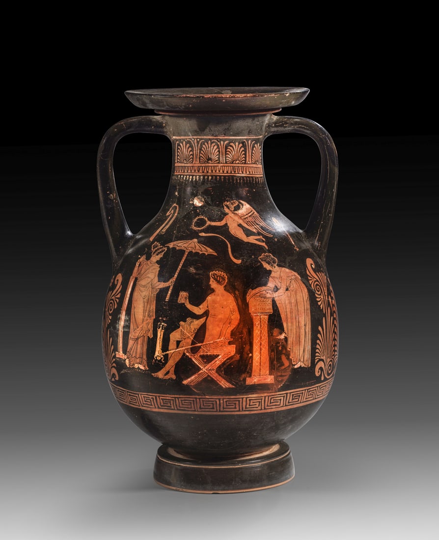 Große apulische rotfigurige Pelike des Malers von Athen 1714.: Große apulische rotfigurige Pelike des Malers von Athen 1714. 360 - 350 v. Chr. H 44,5cm, ø 28,2cm. Auf einer Seite ein sitzender Jüngling einen Stab und eine kleine Schachtel haltend vor einer an