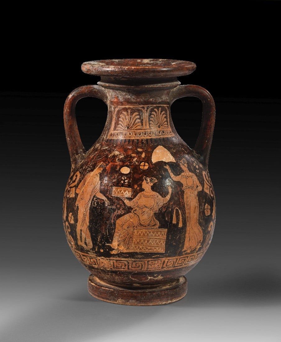 Apulische rotfigurige Pelike von einem Schüler des Dareios-Malers.: Apulische rotfigurige Pelike von einem Schüler des Dareios-Malers. Um 330 v. Chr. H 32,5cm, ø 21,6cm. Auf der einen Seite eine sitzende Frau mit Schachtel zwischen einem Jüngling mit Thyrsos und